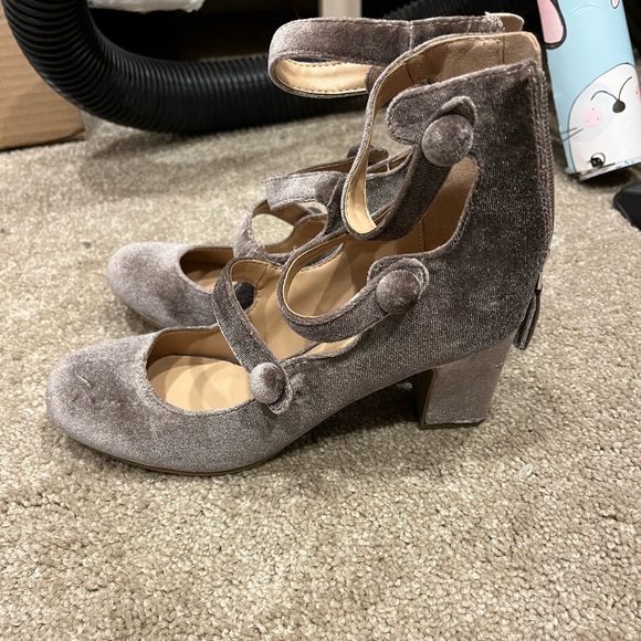 New without box grey velvet heels - Picture 2 of 5